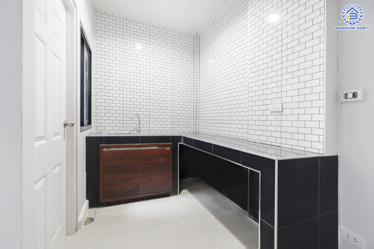 บ้านมือสองตกแต่งใหม่ ทำเลใจกลางเมือง ม.เกตุนุติเชอมีเน่ ลาดพร้าว87 ทาวน์โฮม 3 ชั้น เนื้อที่ 16 ตร.ว. ฟังก์ชัน 4 ห้องนอน 3 ห้องน้ำ จอดรถได้ 1 คัน เชื่อมต่อทั้งถนนเกษตร-นวมินทร์, ลาดพร้าว, รัชโยธินฯ ใกล้ทางด่วนรามอินทรา และรถไฟฟ้าสายสีเหลือง "สถานีลาดพร้าว 83"